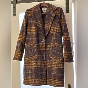 Cute long plaid coat.